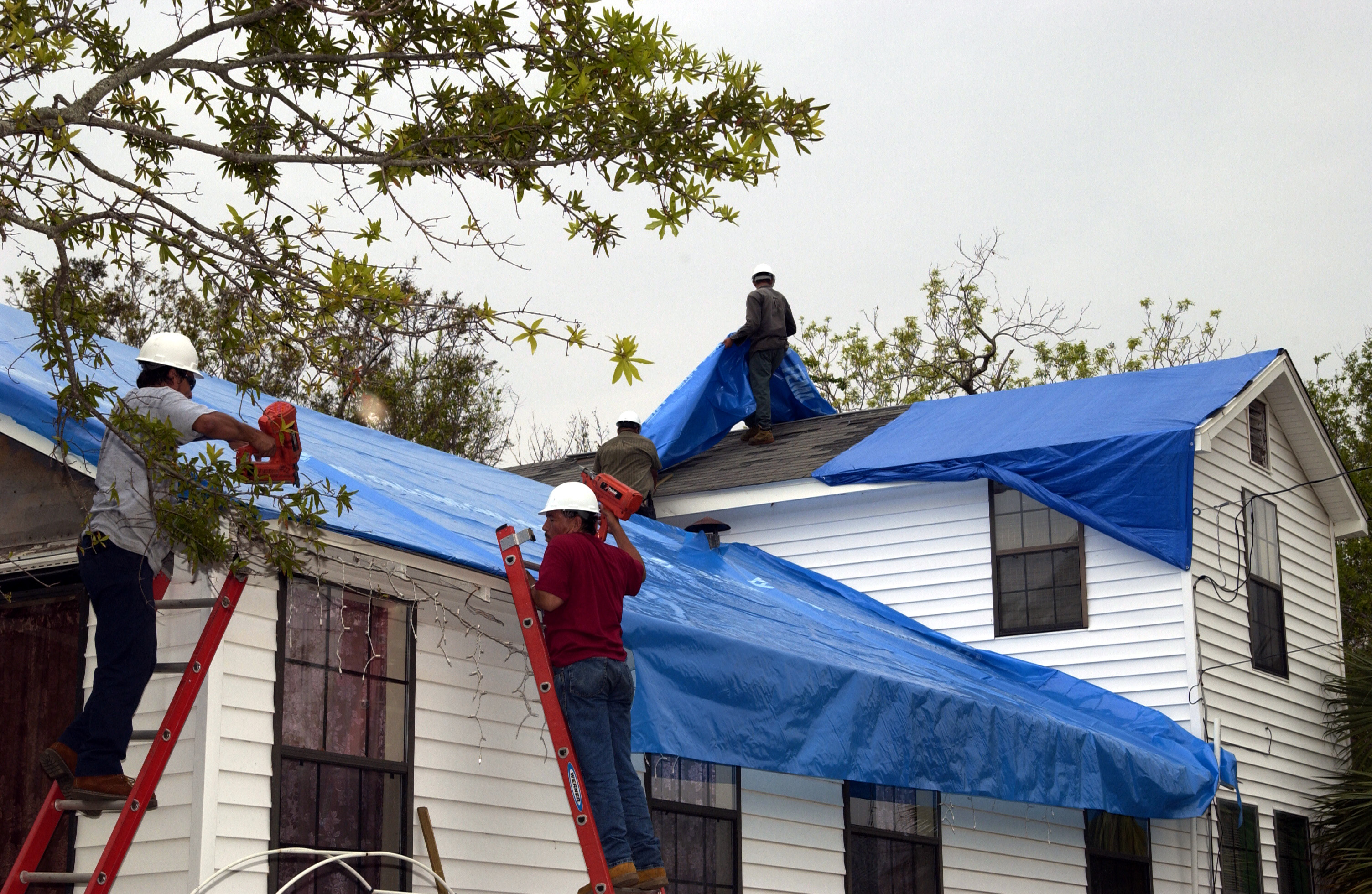 Hurricane Ivan - An Operation Blue Roof team installs tarps before ...