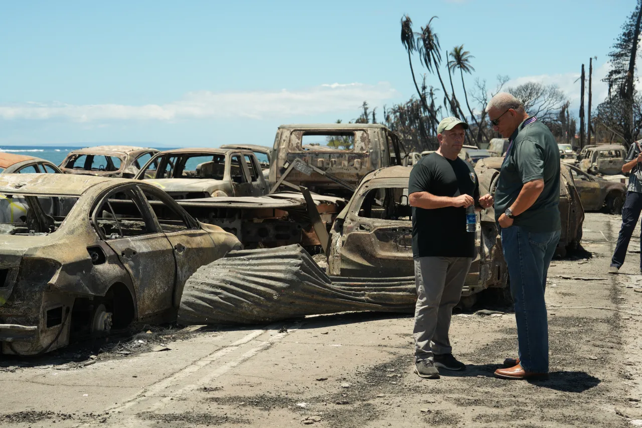 Image: Hawaii Governor Green Speaks with Emergency Response Official