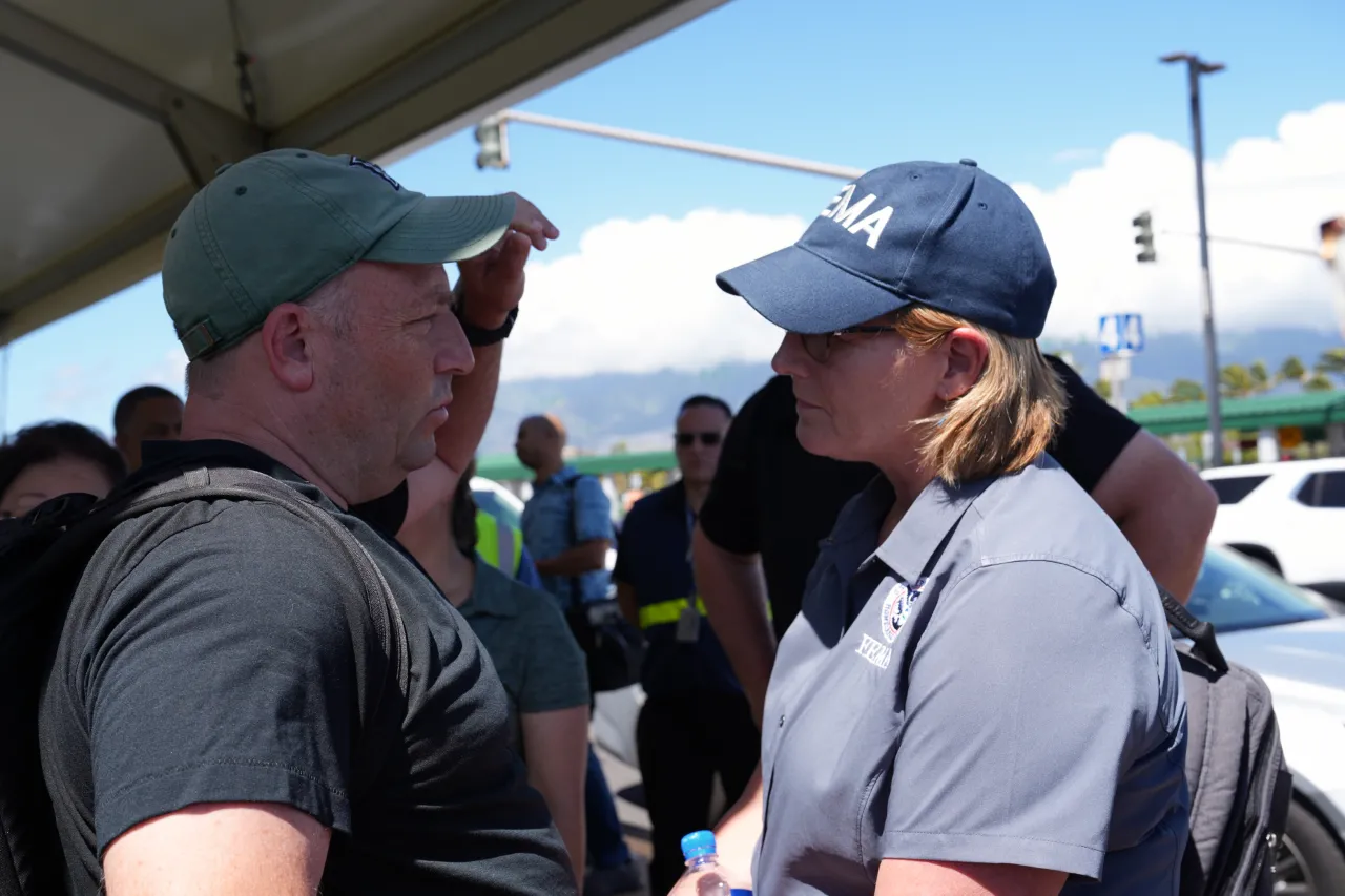 Image: FEMA Administrator Discusses Hawaii Wildfire Response with Governor Green