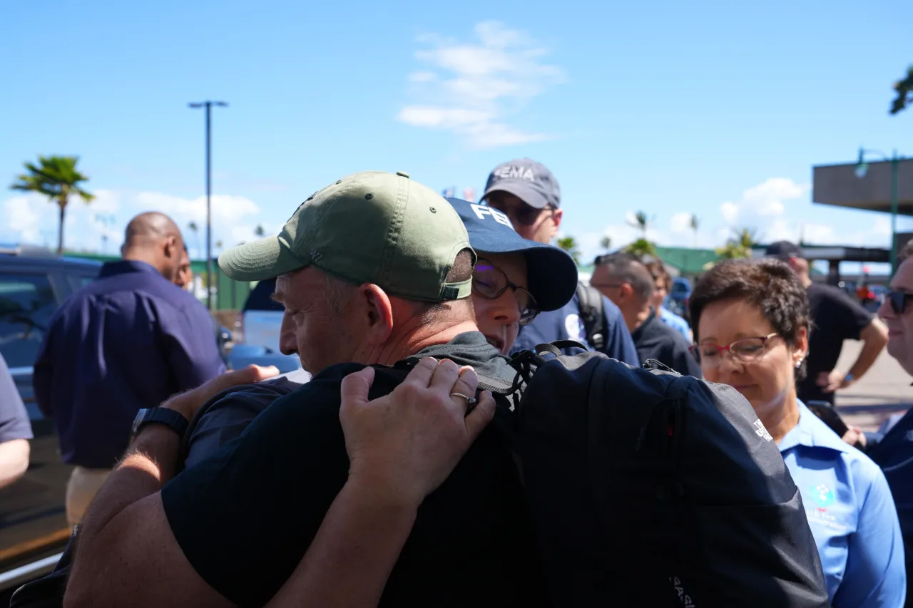 Image: FEMA Administrator Criswell and Hawaii Governor Green Hug Amid Hawaii Wildfires