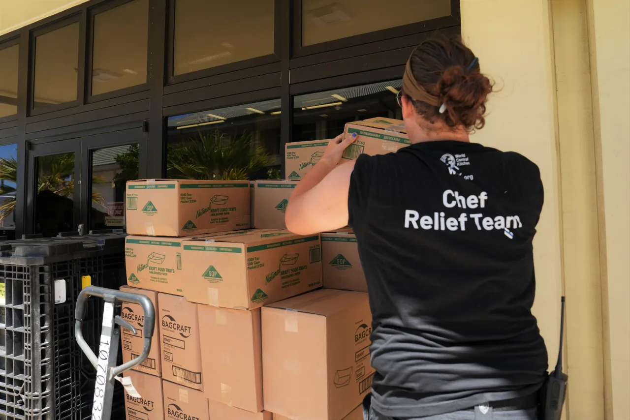 Image: FEMA Supplies Arrive to Hawaii Staging Area