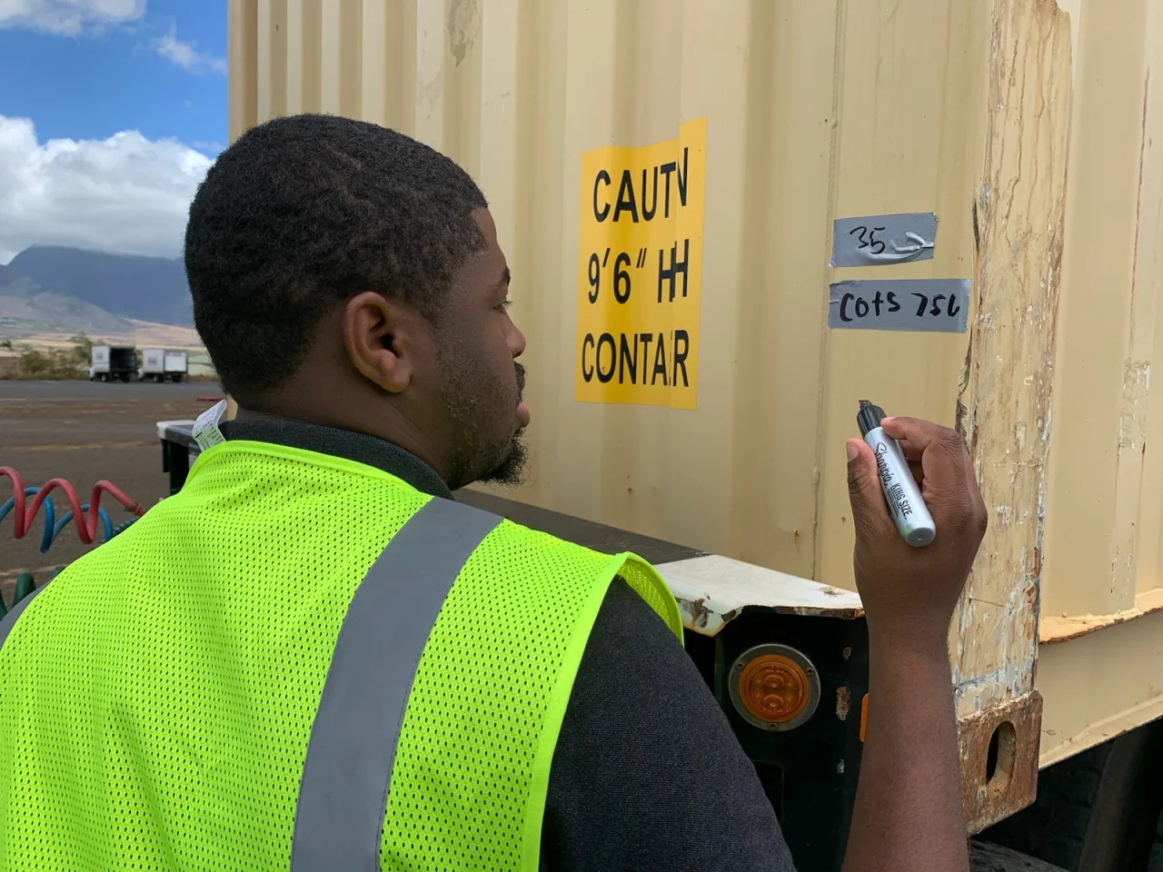 Image: FEMA Supplies Arrive to Hawaii Staging Area