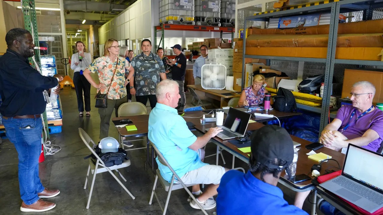 Image: FEMA Administrator Criswell Visits Hawaii Convention Center to Coordinate Wildfire Recovery