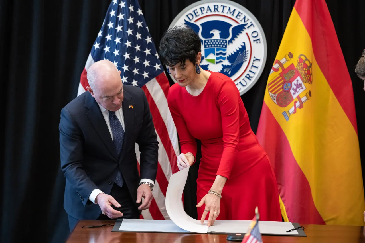 Image: DHS Secretary Alejandro Mayorkas Meets with Spanish Minister of Inclusion, Social Security, and Migration (017)