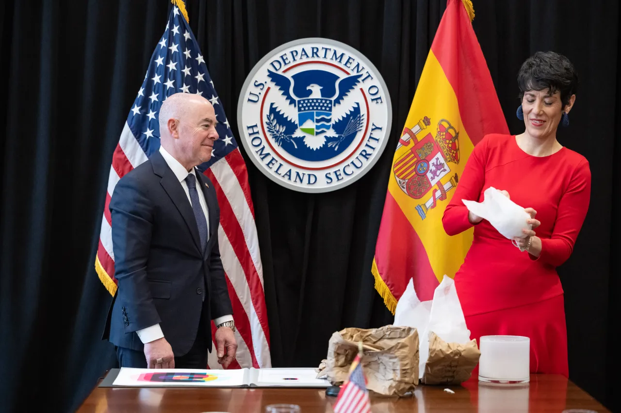 Image: DHS Secretary Alejandro Mayorkas Meets with Spanish Minister of Inclusion, Social Security, and Migration (021)