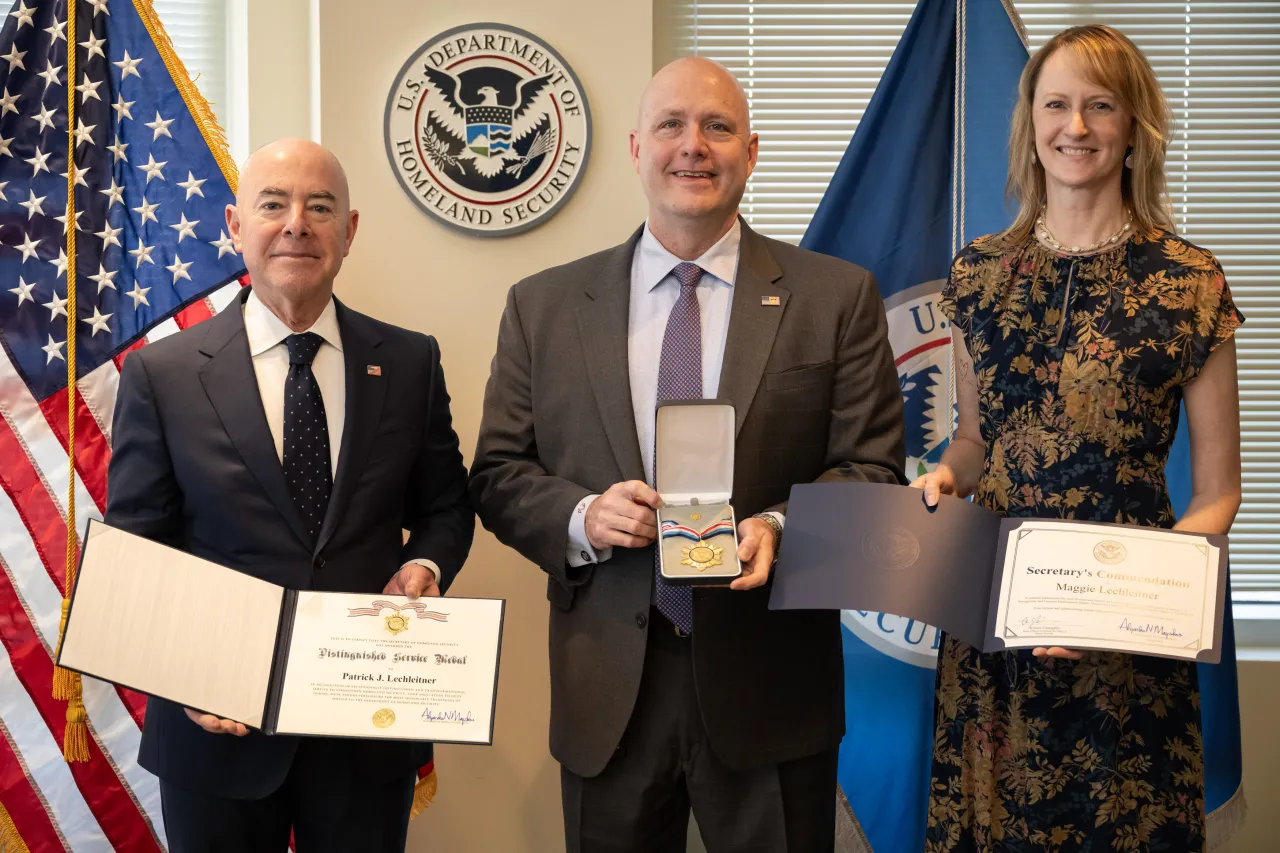 Image: DHS Secretary Alejandro Mayorkas Presentation of Distinguished Service Medal to ICE Deputy Director and Senior Official Performing the Duties of the Director (009)