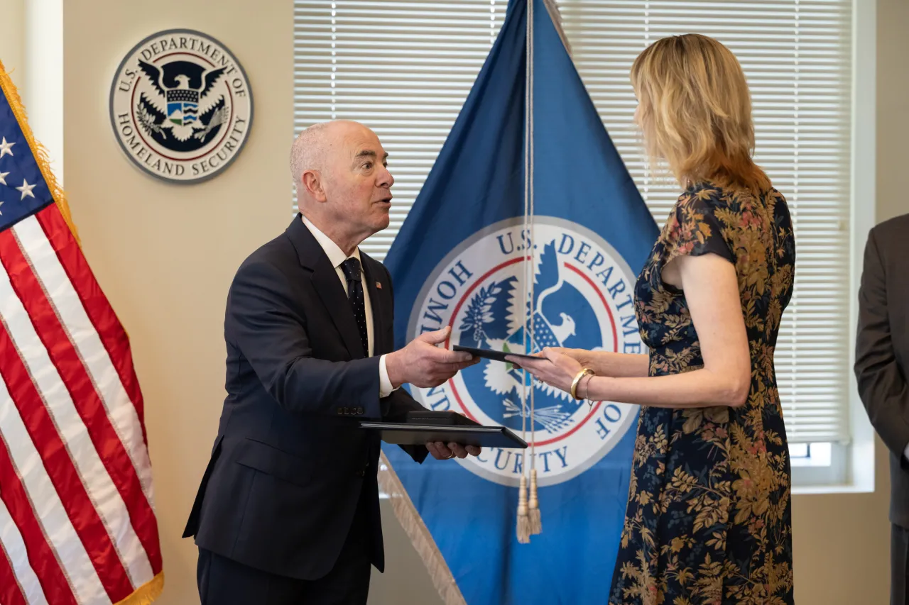 Image: DHS Secretary Alejandro Mayorkas Presentation of Distinguished Service Medal to ICE Deputy Director and Senior Official Performing the Duties of the Director (019)