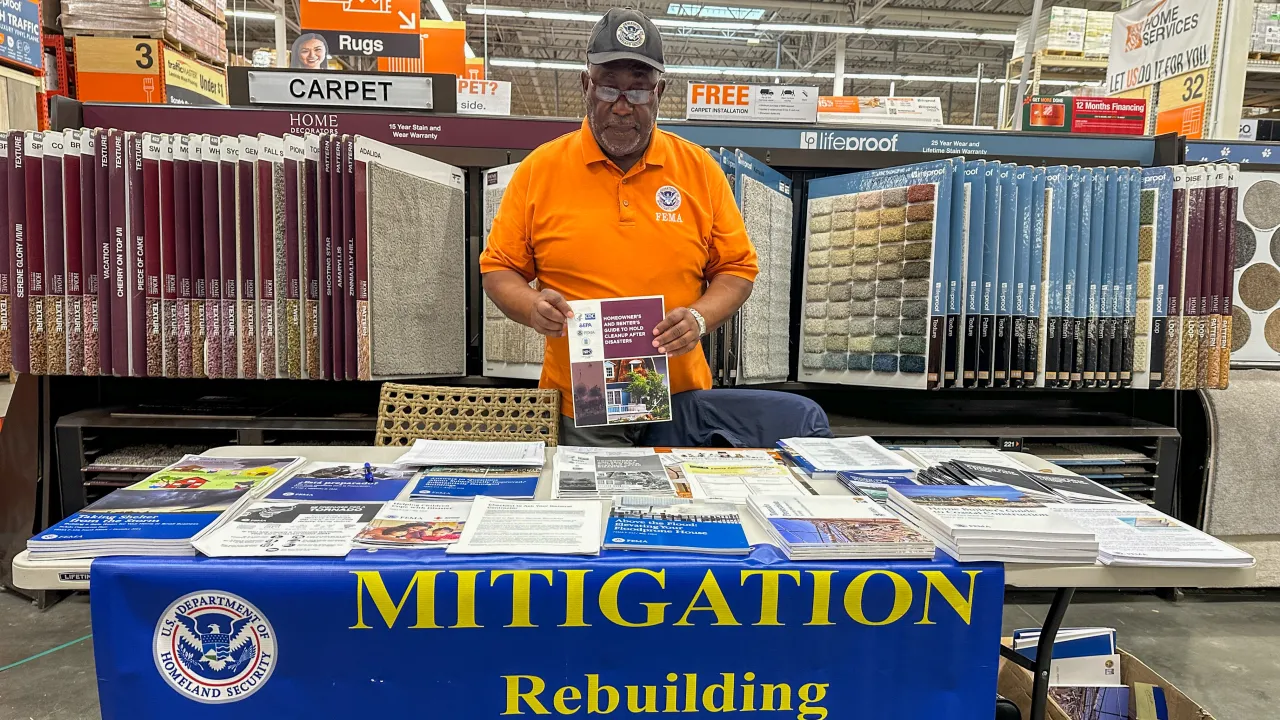 Image: Mitigation Outreach at Valdosta, Georgia Home Depot (002)