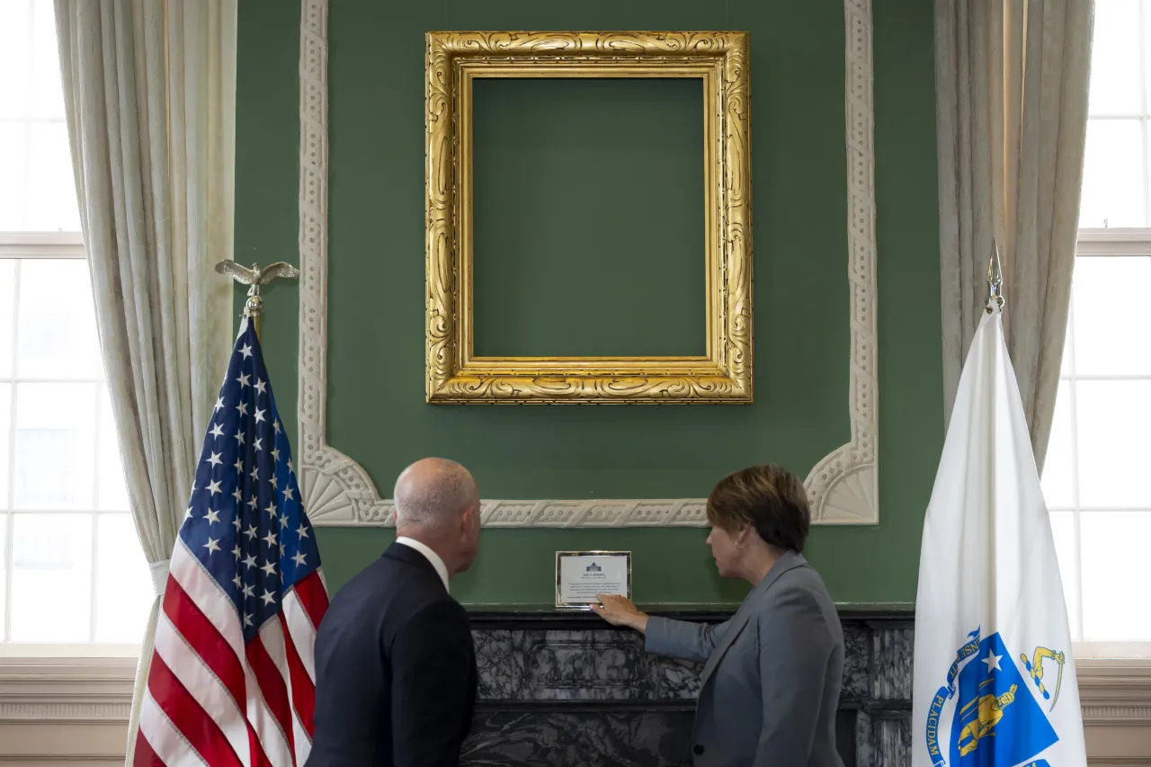 Image: DHS Secretary Alejandro Mayorkas Meets with Governor Healey  (166)