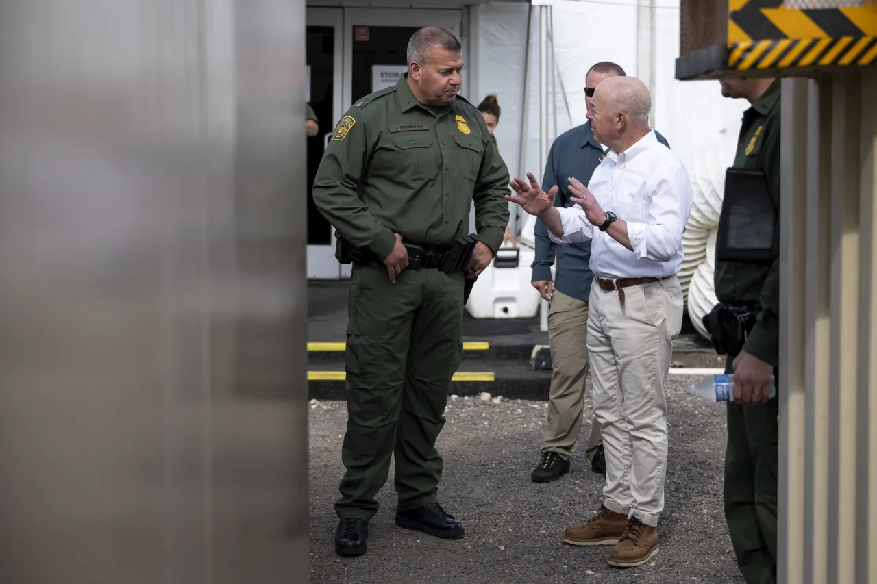 Image: DHS Secretary Alejandro Mayorkas Tours the Donna Processing Center  (035)