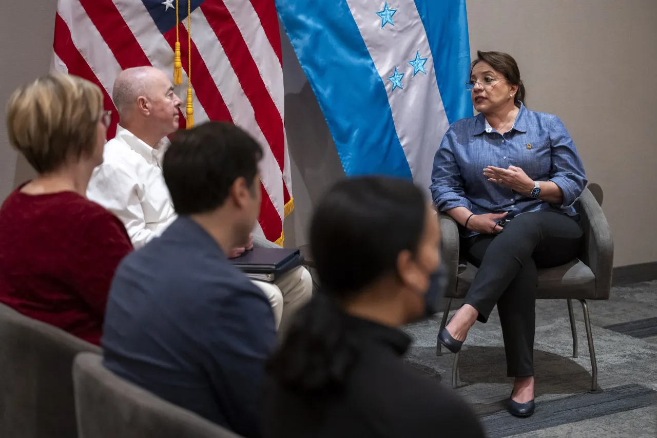 Image: DHS Secretary Alejandro Mayorkas Participates in a Bilateral Meeting with President of Honduras  (037)