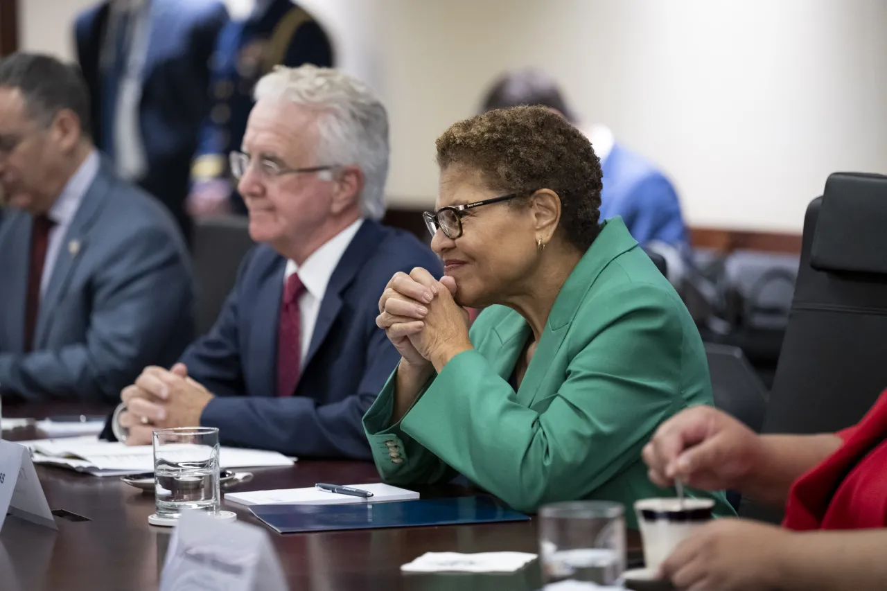 Image: DHS Secretary Alejandro Mayorkas Meets with Mayor Karen Bass  (001)