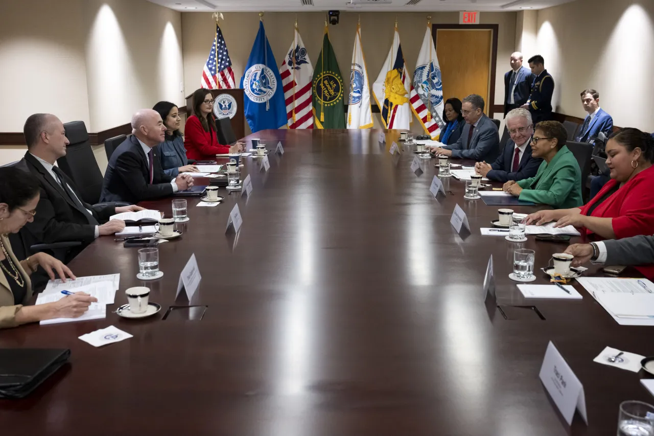 Image: DHS Secretary Alejandro Mayorkas Meets with Mayor Karen Bass  (004)