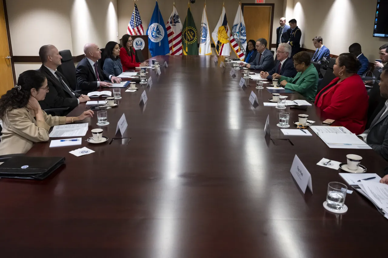 Image: DHS Secretary Alejandro Mayorkas Meets with Mayor Karen Bass  (006)