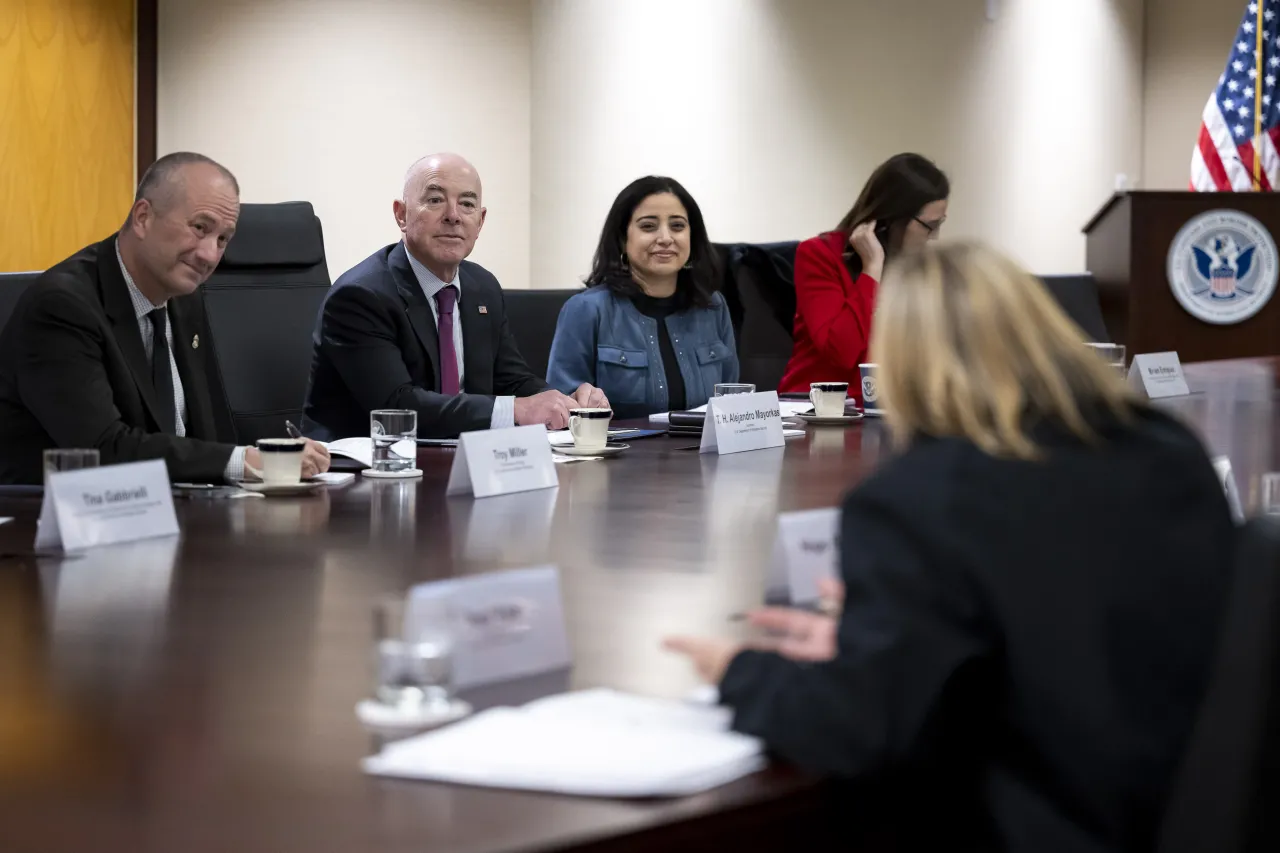 Image: DHS Secretary Alejandro Mayorkas Meets with Mayor Karen Bass  (008)