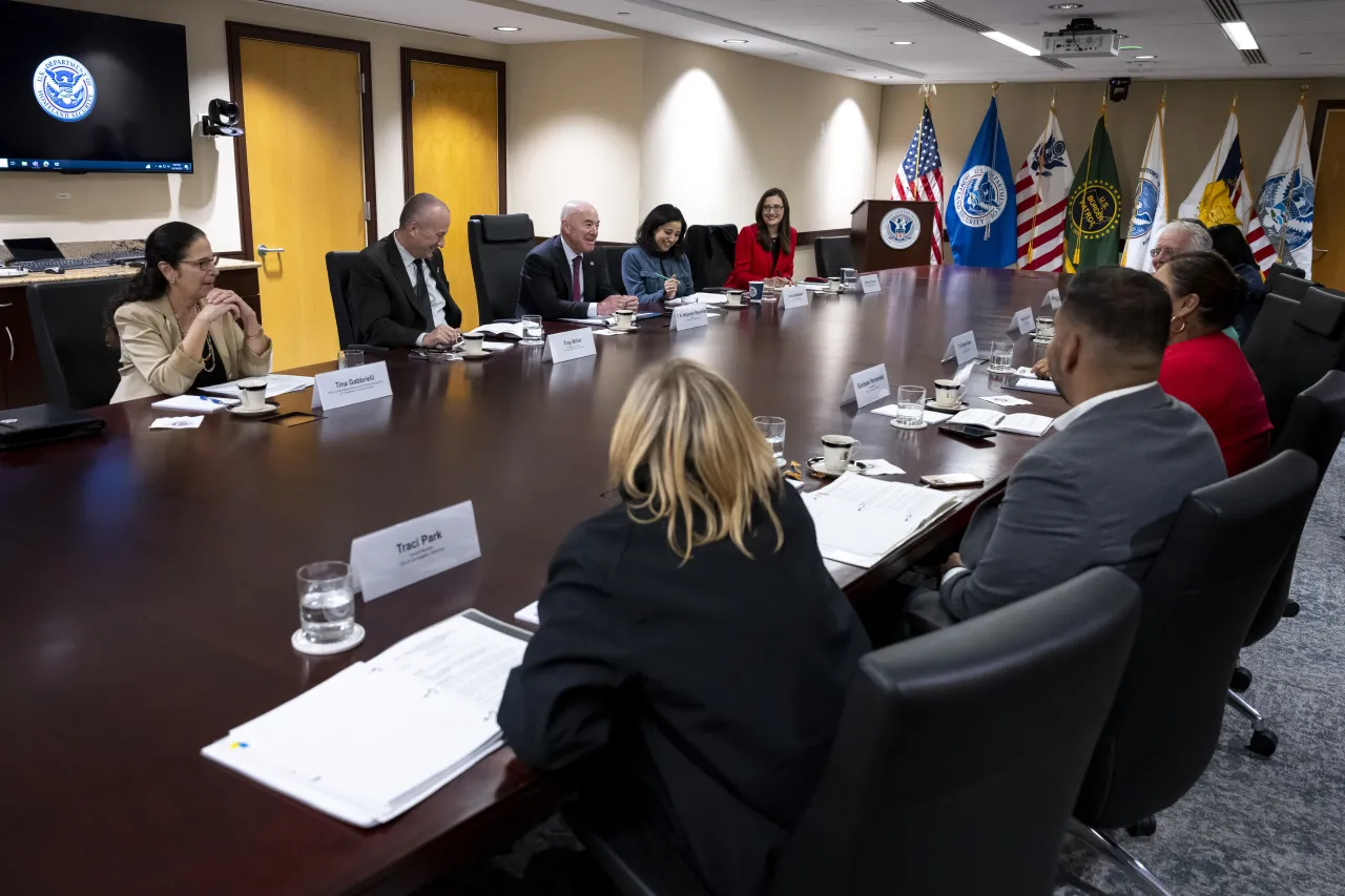 Image: DHS Secretary Alejandro Mayorkas Meets with Mayor Karen Bass  (009)