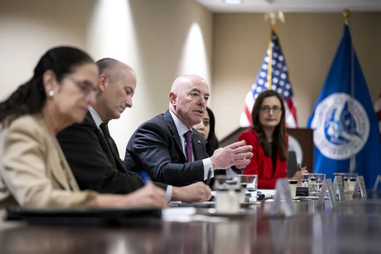 Image: DHS Secretary Alejandro Mayorkas Meets with Mayor Karen Bass  (011)