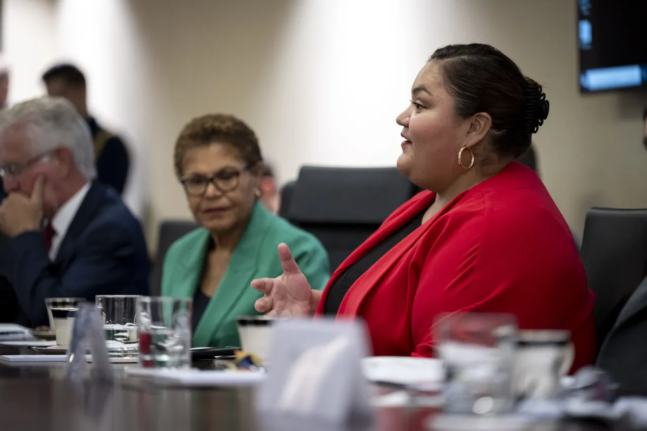 Image: DHS Secretary Alejandro Mayorkas Meets with Mayor Karen Bass  (013)