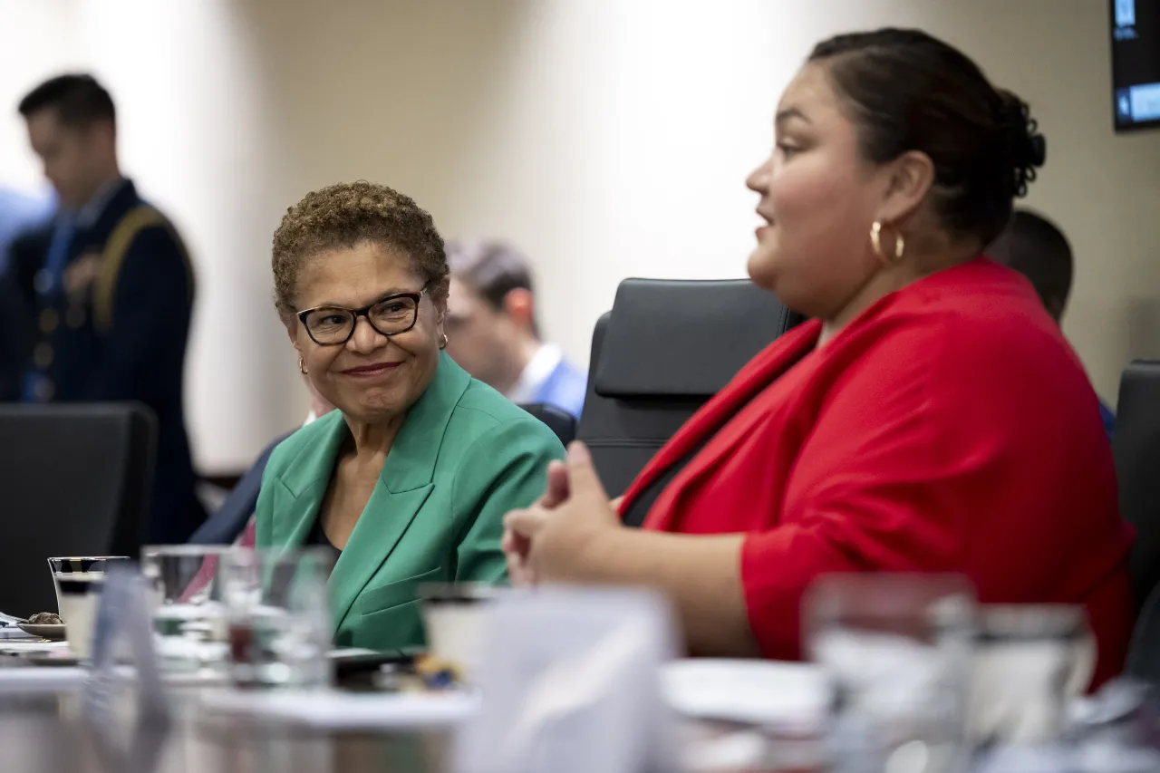 Image: DHS Secretary Alejandro Mayorkas Meets with Mayor Karen Bass  (014)