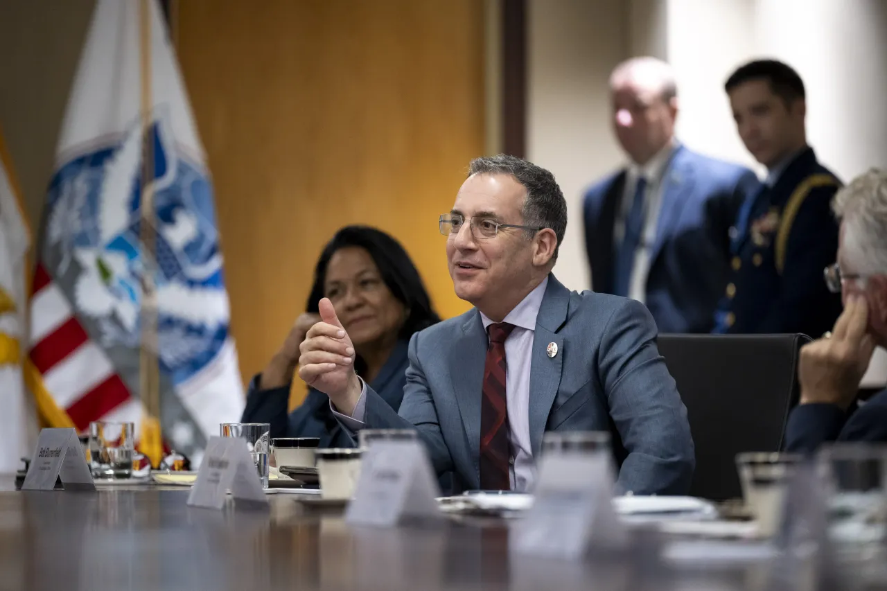 Image: DHS Secretary Alejandro Mayorkas Meets with Mayor Karen Bass  (015)