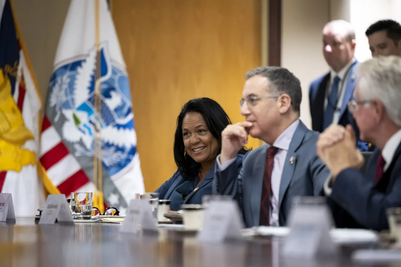 Image: DHS Secretary Alejandro Mayorkas Meets with Mayor Karen Bass  (017)