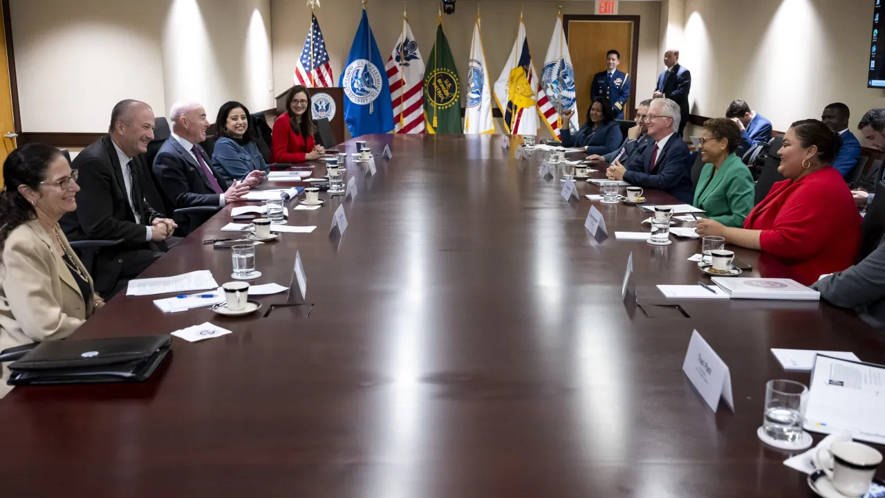 Image: DHS Secretary Alejandro Mayorkas Meets with Mayor Karen Bass  (020)