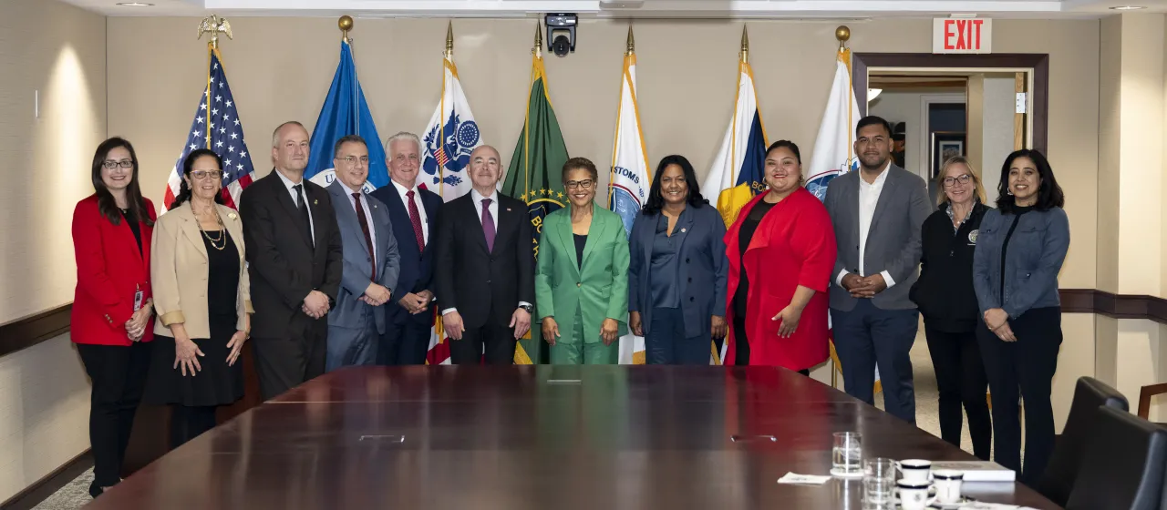 Image: DHS Secretary Alejandro Mayorkas Meets with Mayor Karen Bass  (021)