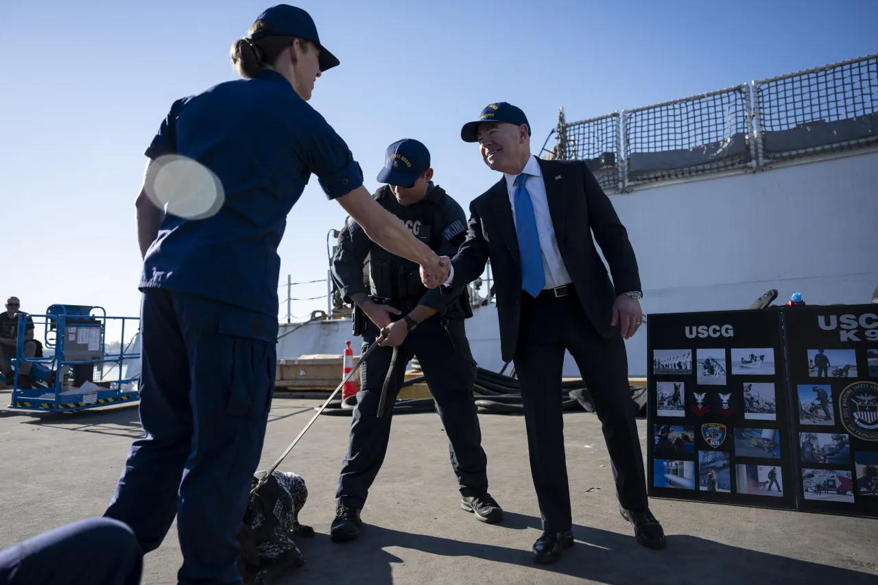 Image: DHS Secretary Alejandro Mayorkas Tours USCGC Stratton (060)