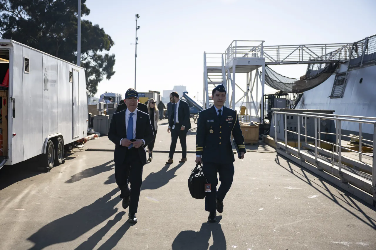 Image: DHS Secretary Alejandro Mayorkas Tours USCGC Stratton (062)