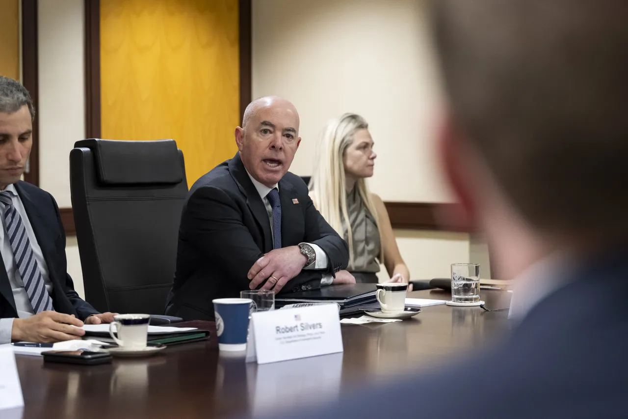 Image: DHS Secretary Alejandro Mayorkas Hosts a Roundtable with Private Sector Stakeholders on DHS’s Supply Chain Resilience Center (003)