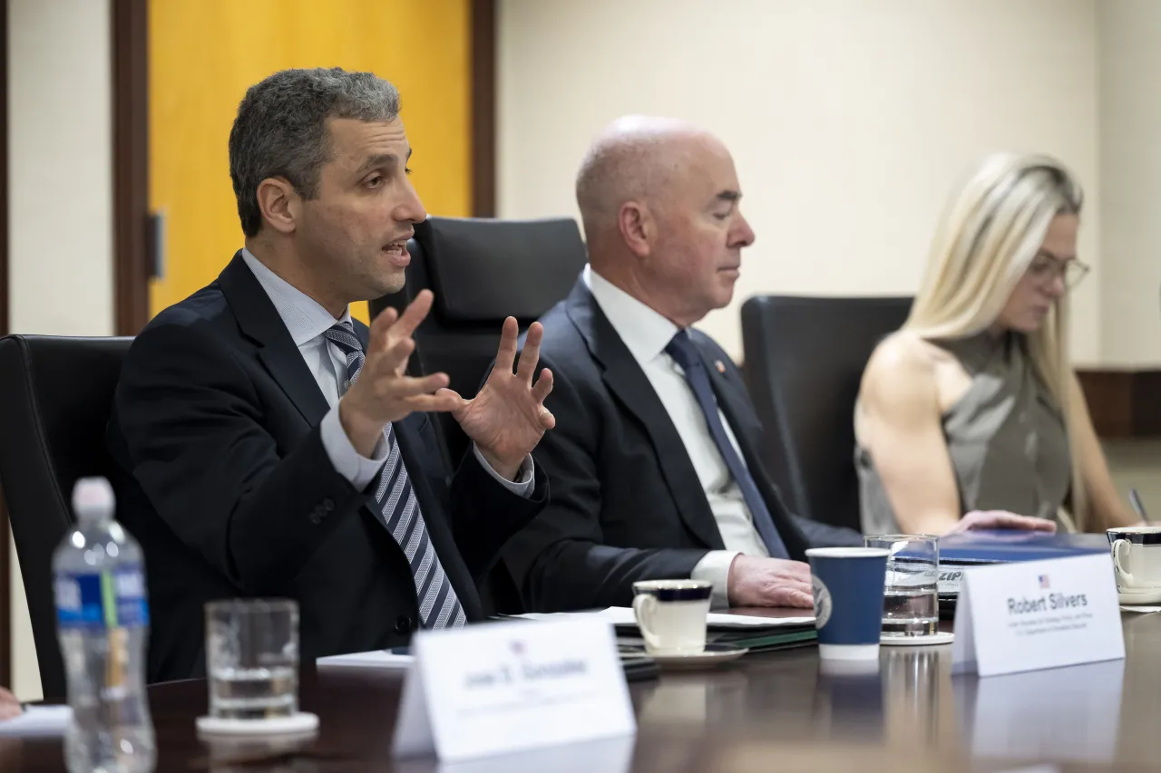 Image: DHS Secretary Alejandro Mayorkas Hosts a Roundtable with Private Sector Stakeholders on DHS’s Supply Chain Resilience Center (006)