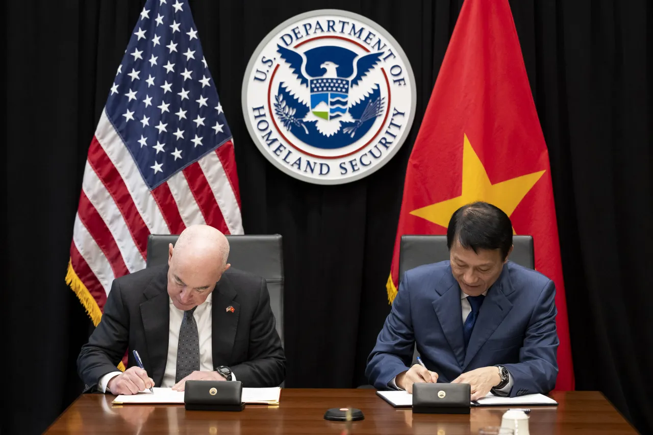 Image: DHS Secretary Alejandro Mayorkas Participates in a Bilateral Meeting with Vietnamese Minister of Public Security (012)