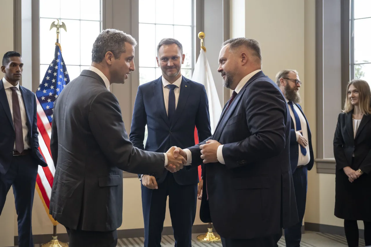 Image: DHS Under Secretary of the Office of Policy, Robert Silvers, and the Under Secretary of State for the Polish Ministry of Digital Affairs, Rafał Rosiński, sign a MOU (025)