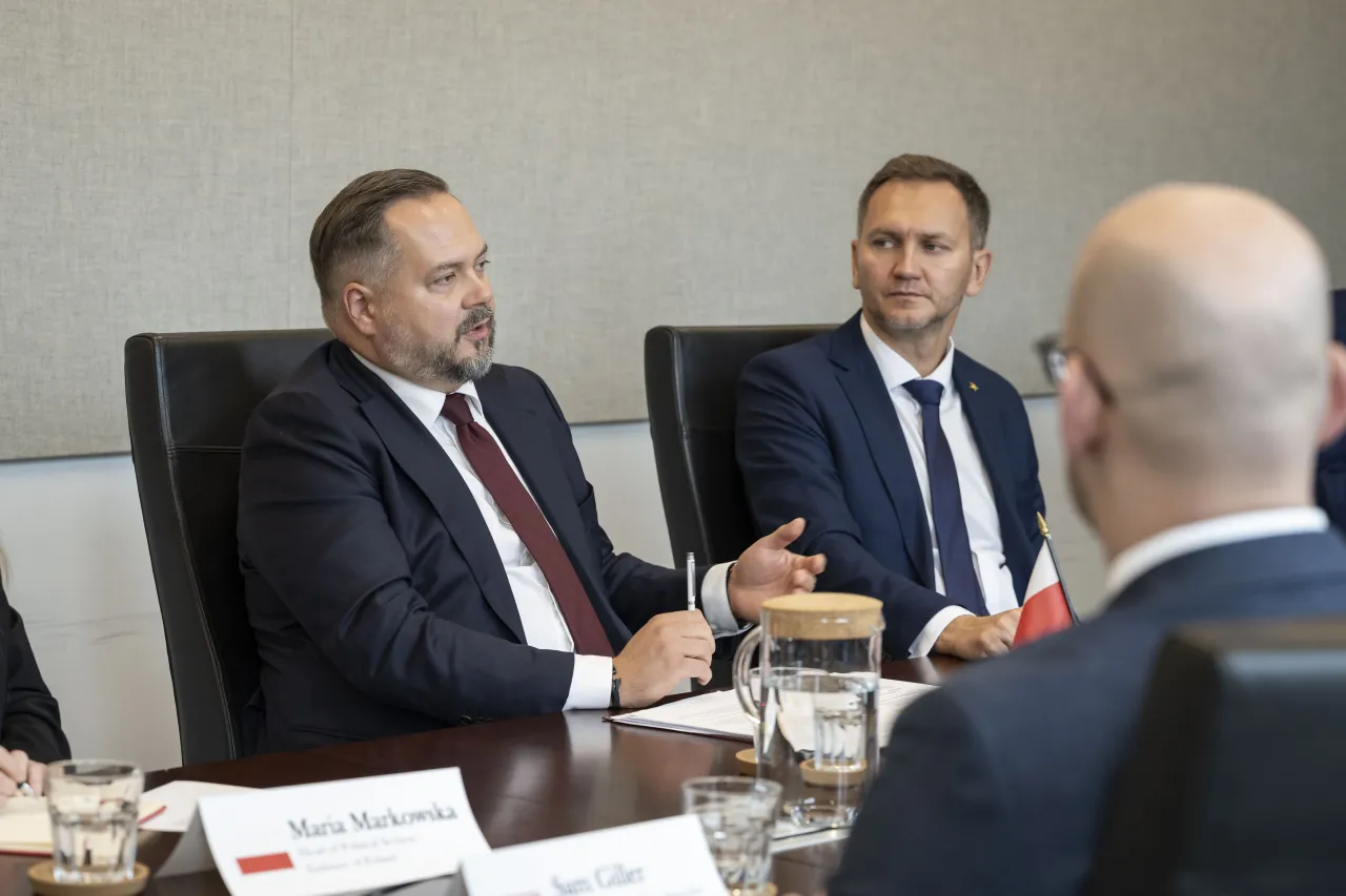 Image: DHS Under Secretary of the Office of Policy, Robert Silvers, and the Under Secretary of State for the Polish Ministry of Digital Affairs, Rafał Rosiński, sign a MOU (027)