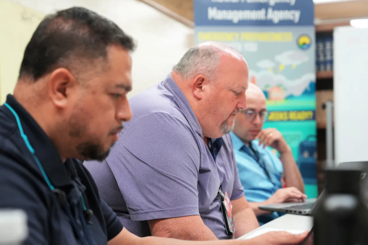Image: FEMA Region 9 Regional Administrator Fenton with Federal Coordinating Officer and Hawaii Emergency Managers Discuss Response to Wildfires