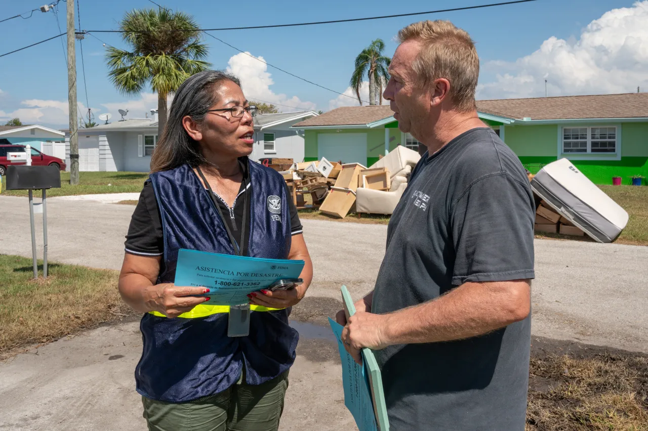 Image: FEMA Disaster Survivor Assistance Teams Help Hurricane Helene Survivors