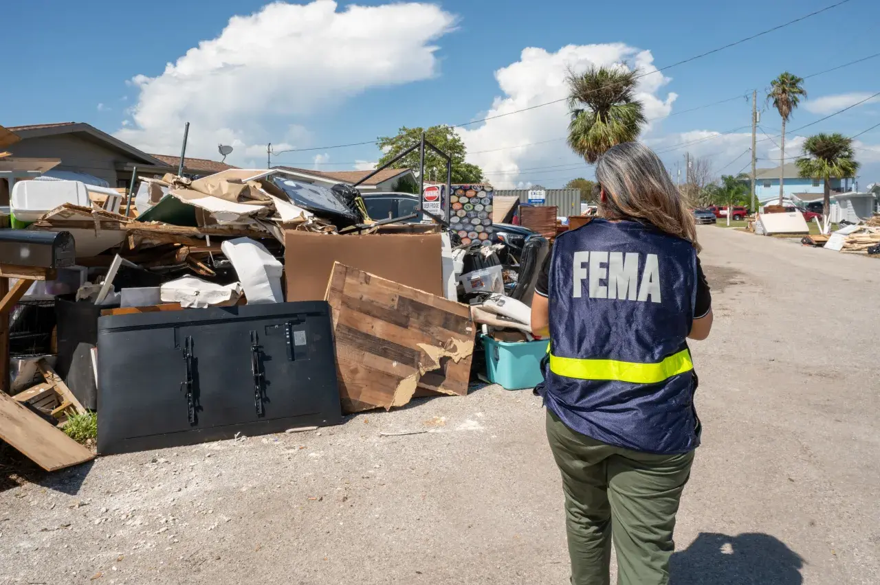 Image: FEMA Disaster Survivor Assistance Teams Help Hurricane Helene Survivors