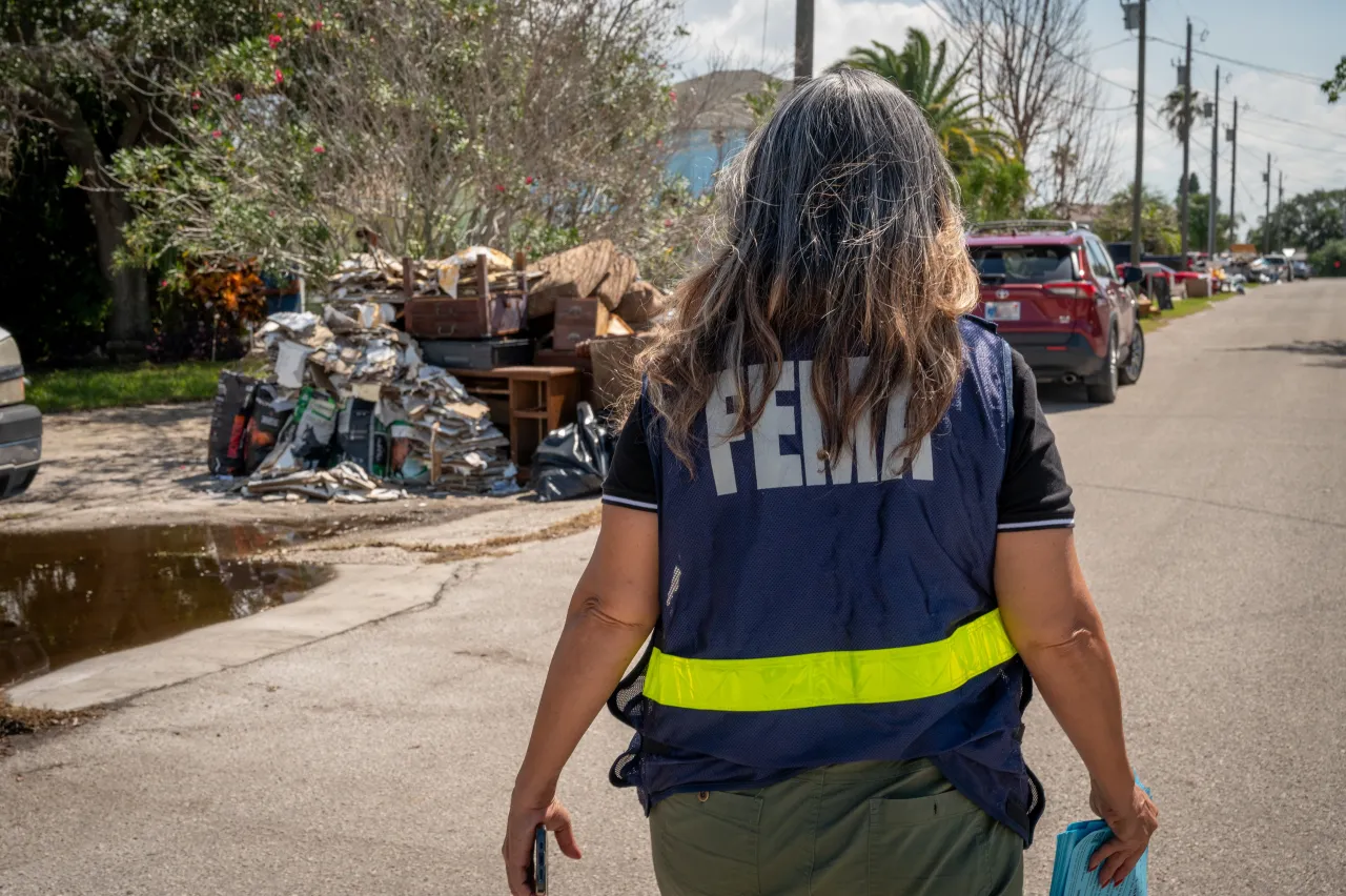 Image: FEMA Disaster Survivor Assistance Teams Help Hurricane Helene Survivors