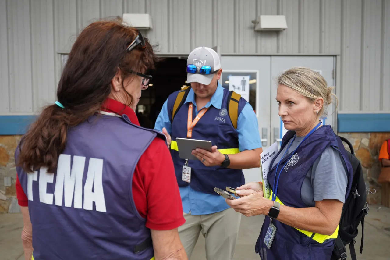 Image: FEMA Disaster Survivor Assistance Teams Help Hurricane Helene Survivors