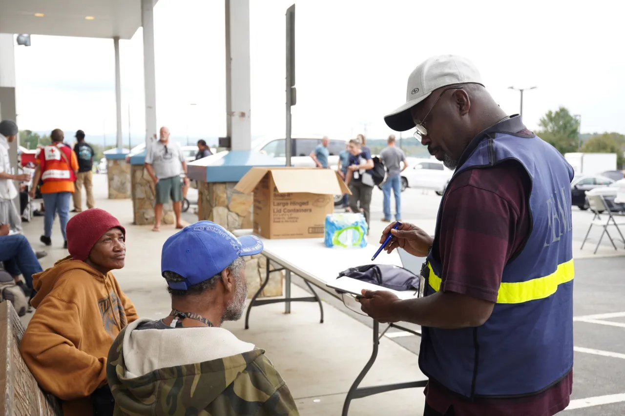 Image: FEMA Disaster Survivor Assistance Teams Help Hurricane Helene Survivors