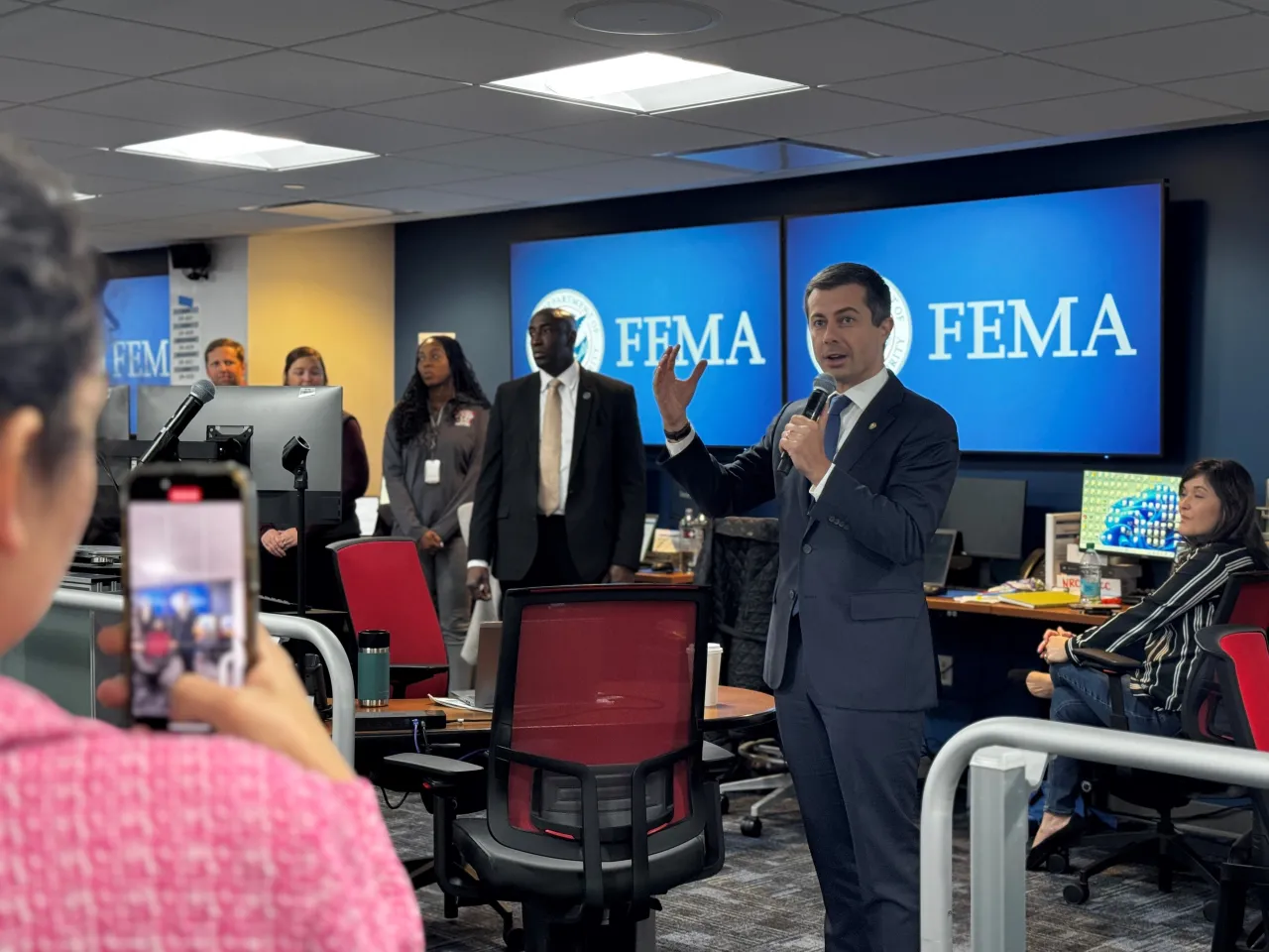 Image: DOT Secretary Buttigieg Visits FEMA HQ