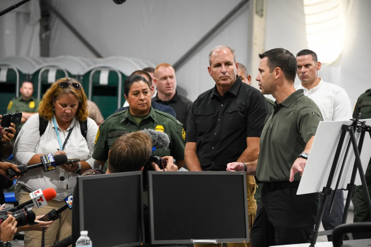 Image: Acting Secretary McAleenan Tours USBP Soft-Sided Facility (10)