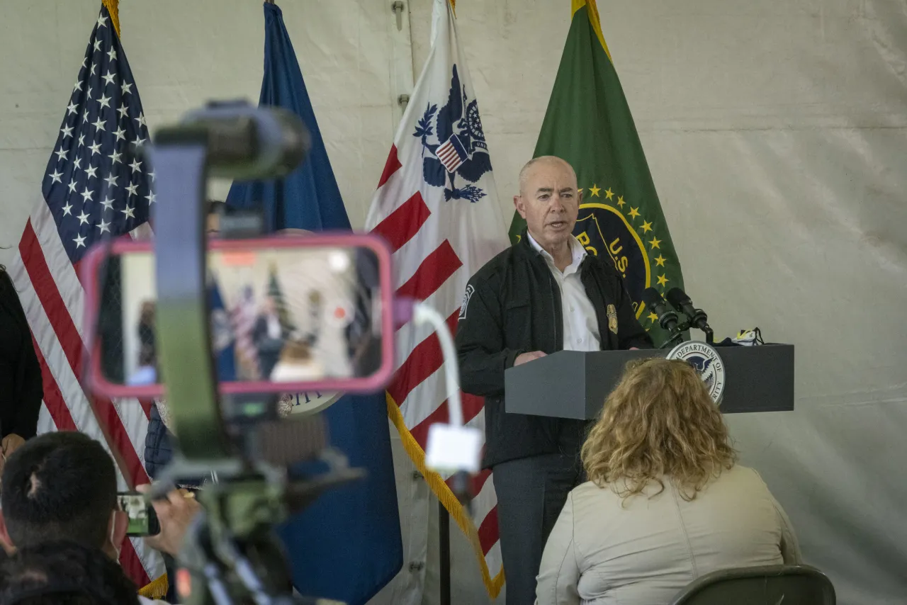 Image: DHS Secretary Alejandro Mayorkas Tours CBP Donna Processing Center (21)