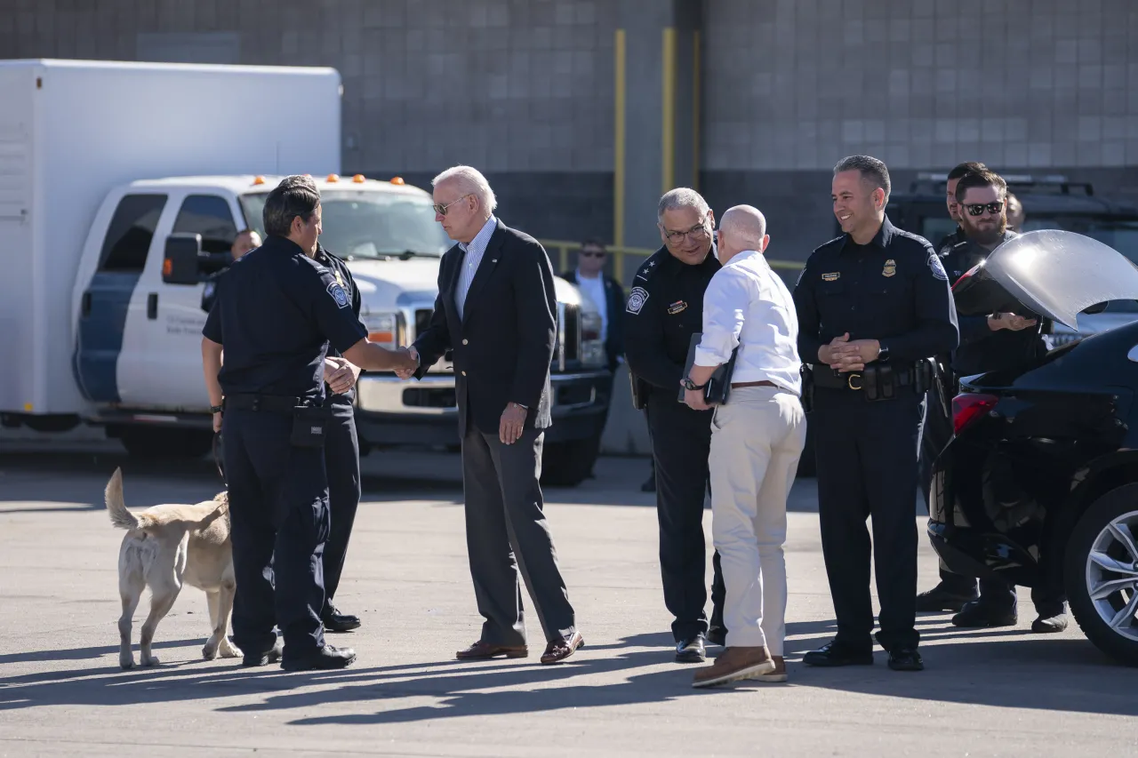 Image: DHS Secretary Alejandro Mayorkas travels to El Paso with President Biden (013)