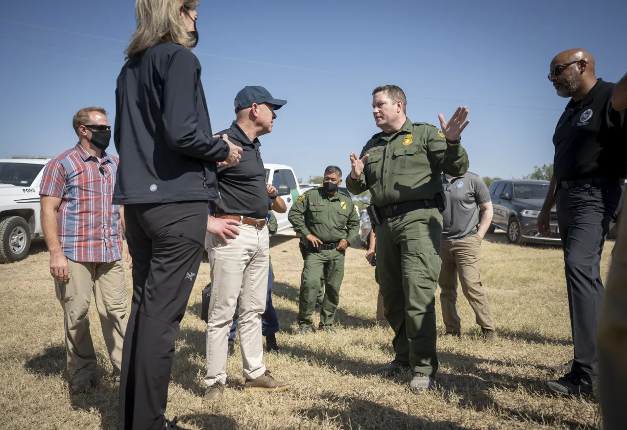 Image: DHS Secretary Alejandro Mayorkas Tours Del Rio International Bridge (3)