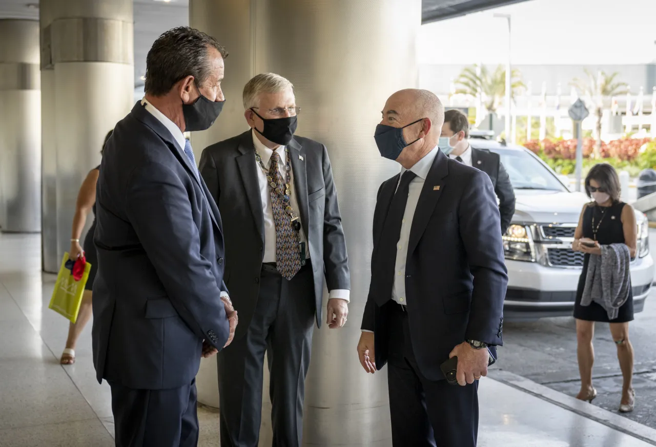 Image: DHS Secretary Alejandro Mayorkas Meets with TSA Employees at Miami International Airport (2)