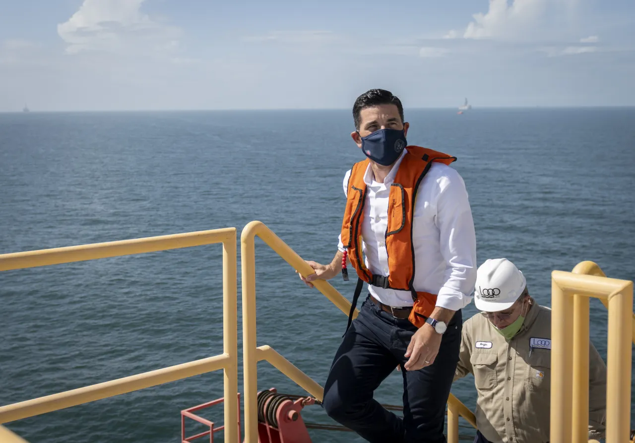 Image: Acting Secretary Wolf Tours Marine Terminal Facility (17)