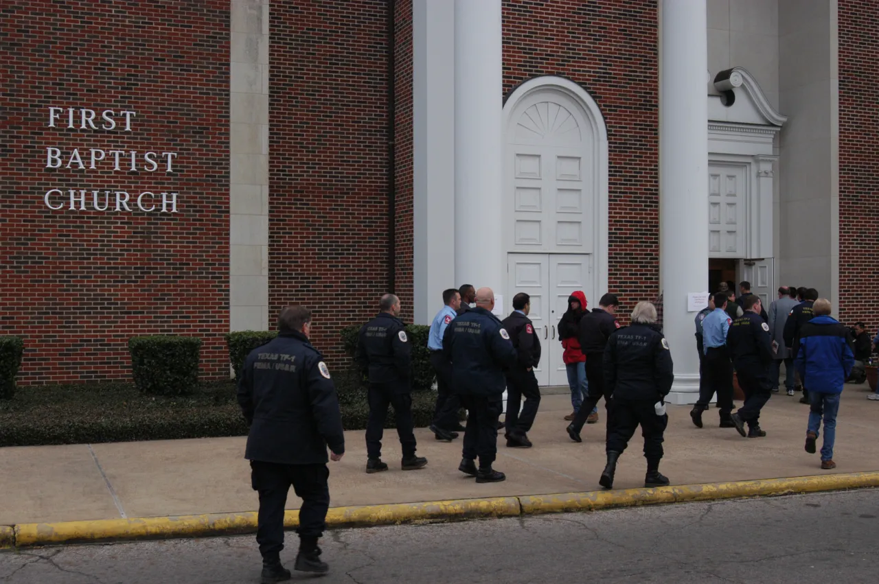 Image: Columbia Shuttle Disaster - FEMA and other shuttle recovery personnel arriving at the Memorial for the Columbia crew