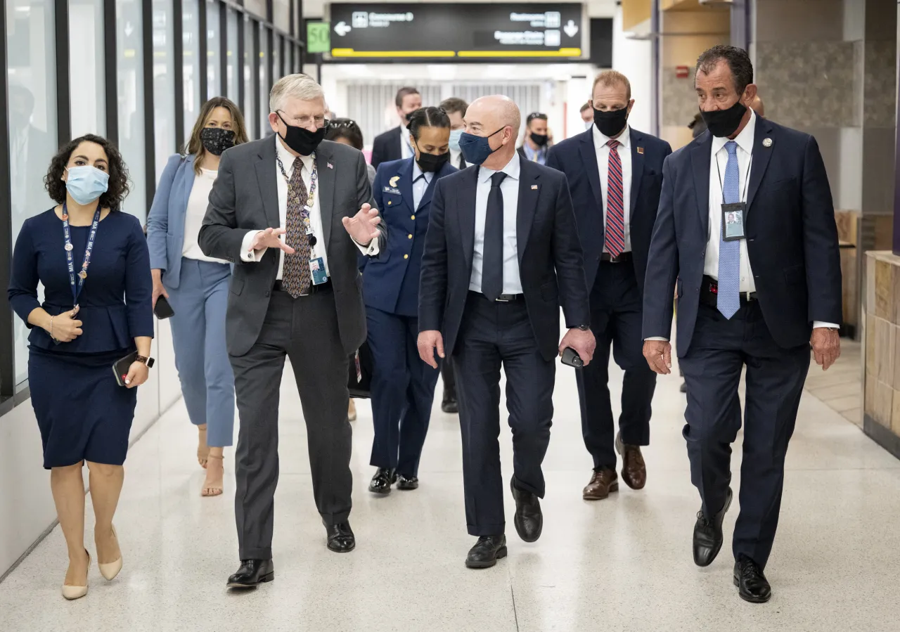 Image: DHS Secretary Alejandro Mayorkas Meets with TSA Employees at Miami International Airport (11)