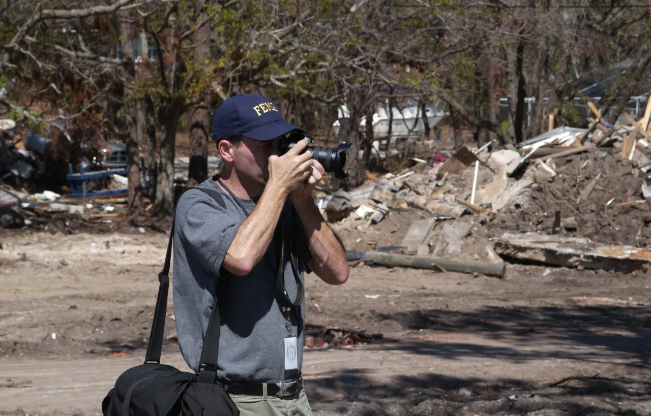 Image: Hurricane Ivan - A FEMA photographer documents damage